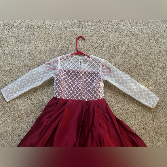 Beautiful Fancy Dress with a long train ❤️ - Picture 4 of 14